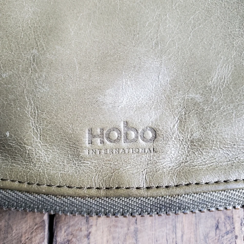 HOBO‎ Vintage Olive Green Distressed Leather Zip Around Kiss Lock Clutch|Wallet